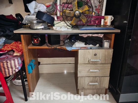 কম্পিউটার টেবিল